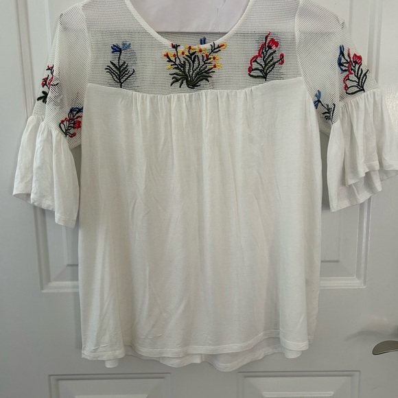 White Embroidered Floral Top Tee Size Petite Medium - Picture 10 of 12